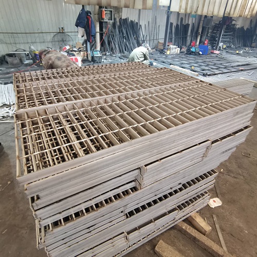 化工廠用不銹鋼鋼格板鋼格柵：防滑、防腐相結(jié)合