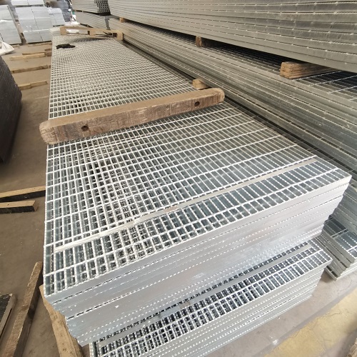 食品廠鋼格板選型：304不銹鋼還是鍍鋅更合適？