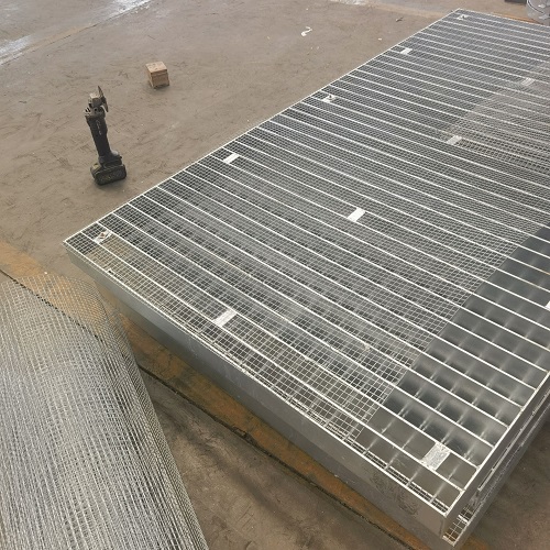 高空作業(yè)平臺專用鋼格板：安全承重設(shè)計全解析！