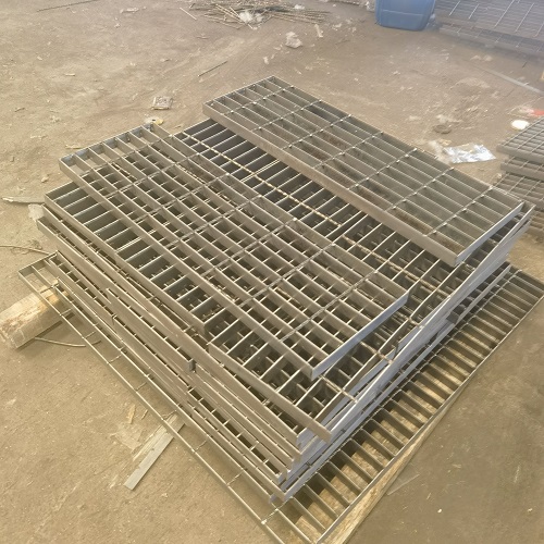 物流分揀中心鋼格柵：滿(mǎn)足高效作業(yè)的優(yōu)化方案