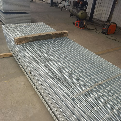 物流分揀中心鋼格柵：滿(mǎn)足高效作業(yè)的優(yōu)化方案